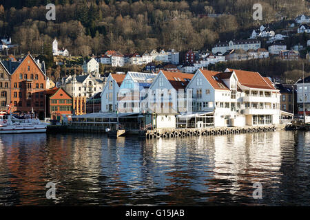 La vista sul porto nel quartiere Bryygen, Bergen Hordaland, Norvegia, Scandinavia, Europa Foto Stock