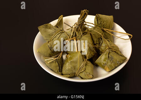 Cucina tradizionale Cinese chimaki avvolto in foglie di bambù Foto Stock