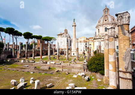 Colonna di Traiano e forum, la cupola di Santa Maria di Loreto (sinistra) e SS.Nome di Maria, Roma, Sito Patrimonio Mondiale dell'Unesco, Lazio Foto Stock