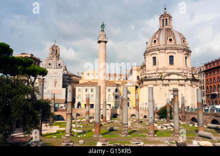Colonna di Traiano tra la cupola di Santa Maria di Loreto (sinistra) e SS.Nome di Maria, Roma, Sito Patrimonio Mondiale dell'Unesco, Lazio, Italia Foto Stock