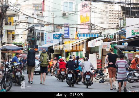 Backpackers sulla strada di città, la città di Ho Chi Minh (Saigon), Vietnam, Indocina, Asia sud-orientale, Asia Foto Stock