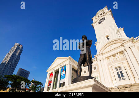 Il Victoria Theatre e la sala concerti, statua di Sir Stamford Raffles, Singapore, Sud-est asiatico, in Asia Foto Stock