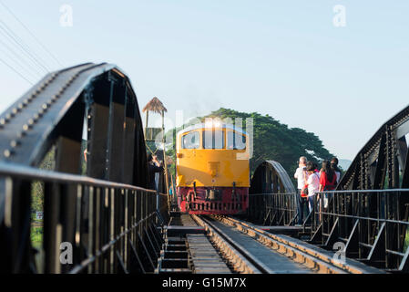 Il treno attraversa il ponte sul Fiume Kwai, Kanchanaburi, Thailandia, Sud-est asiatico, in Asia Foto Stock