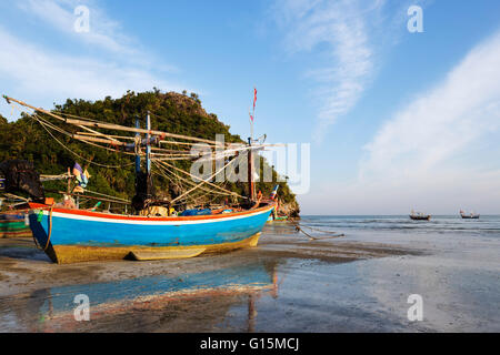 Barche da pesca al tramonto, Sam Phraya Beach, Khao San Roi Yot National Park, Prachuap Kiri Khan, Thailandia, Sud-est asiatico, in Asia Foto Stock