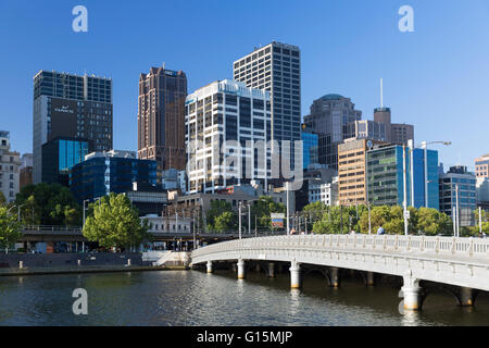 Lo skyline di Melbourne lungo il fiume Yarra, Melbourne, Victoria, Australia Pacific Foto Stock