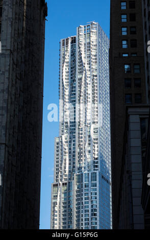 8 Spruce Street o Beekman Tower progettato da Frank Gehry visto nel tardo pomeriggio nel quartiere finanziario di New York a Lower Manhattan Foto Stock