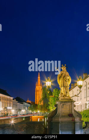 La Chiesa di Nostra Signora (Olandese: Onze-Lieve-Vrouwekerk) e la statua di Giovanni di Nepomuk in Bruges, Belgio Foto Stock