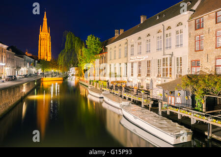 La Chiesa di Nostra Signora (Olandese: Onze-Lieve-Vrouwekerk) in Bruges, Belgio, risale principalmente dal XIII, XIV e XV secolo. Foto Stock