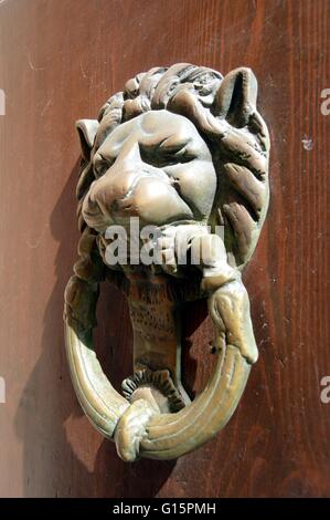 Respingente con una testa di leone su una porta di legno della città di Rethymnon. Foto Stock