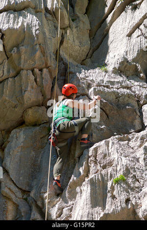 Scalatore in azione nel Parco Nazionale di Paklenica, Croazia Foto Stock