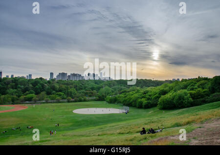 Toronto, Canada - 27 maggio 2013: Skyline di Toronto, Canada, con il tramonto del sole in primavera da Riverdale Park East Foto Stock