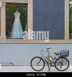 Toronto, Canada - 27 maggio 2013: bicicletta parcheggiata su storefront abito da sposa store a Toronto in Canada Foto Stock