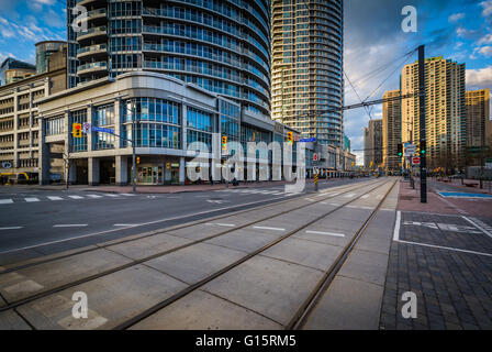 Il tram numero di tracce e di moderni edifici lungo la Queens Quay West, al porto, a Toronto, Ontario. Foto Stock