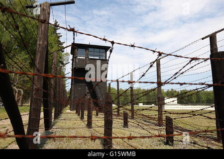 Sztutowo, Polonia 9th, maggio 2016 le persone che frequentano il 71esimo anniversario della liberazione della Germania nazista del campo di concentramento, KL Stutthof in Sztutowo. Il giorno che commemora l'esercito sovietico per la liberazione del campo di concentramento nazista, Stutthof. Ebraica area di camp è considerato credito: Michal Fludra/Alamy Live News Foto Stock