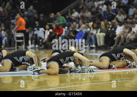 Londra, Regno Unito. 08 Maggio, 2016. Il BBL ballerini (la britannica ufficiale campionato di pallacanestro di squadra Cheerleading) terminando una routine durante un timeout del Leicester piloti V Sheffield squali corrispondono, British Basketball League Play-off finale, l'O2, Londra, Regno Unito. Credito: Michael Preston/Alamy Live News Foto Stock