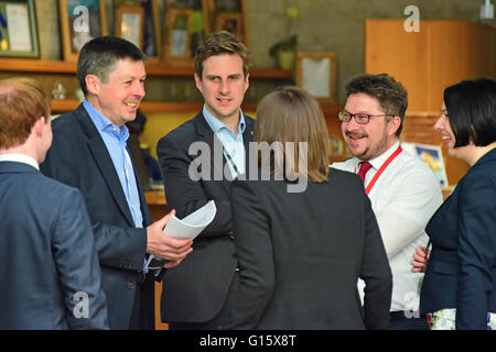 Edimburgo, Scozia, Regno Unito, 09 maggio, 2016. Il veterano scozzese MSP manodopera Ken Macintosh (2L) chat per i nuovi parlamentari laburisti Daniel Johnson (C) e Monica Lennon (R) nella lobby giardino del parlamento scozzese, Credito: Ken Jack / Alamy Live News Foto Stock