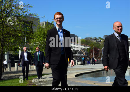 Edimburgo, Scozia, Regno Unito, 09 maggio, 2016. Il più giovane-mai MSP, 21-anno-vecchio verde scozzese stati Ross Greer (C), arriva per un photocall al di fuori del Parlamento scozzese accompagnata da parte Co-organizzatore Patrick Harvie (R), Credit: Ken Jack / Alamy Live News Foto Stock