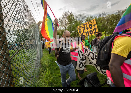 Bedfordshire, Regno Unito. Il 7 maggio, 2016. Arrestare Yarl del legno in Rimozione di immigrazione del centro di detenzione di proteste di massa © Guy Corbishley/Alamy Live News Foto Stock