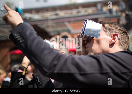 Berlino, Germania. 03 Maggio, 2016. Un uomo guarda attraverso un paio di occhiali 3D presso il re:publica digital conference di Berlino, Germania, 03 maggio 2016. Foto: SOPHIA KEMBOWSKI/dpa/Alamy Live News Foto Stock