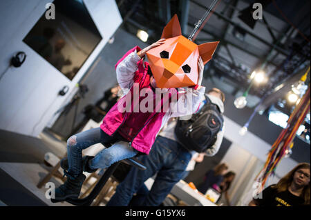 Berlino, Germania. 03 Maggio, 2016. Una bambina guarda attraverso un paio di occhiali per realtà virtuale con una maschera di fox ad esso attaccata al re:publica digital conference di Berlino, Germania, 03 maggio 2016. Foto: SOPHIA KEMBOWSKI/dpa/Alamy Live News Foto Stock