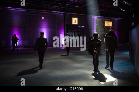 Berlino, Germania. 03 Maggio, 2016. I visitatori a piedi attraverso una hall presso il re:publica digital conference di Berlino, Germania, 03 maggio 2016. Foto: SOPHIA KEMBOWSKI/dpa/Alamy Live News Foto Stock