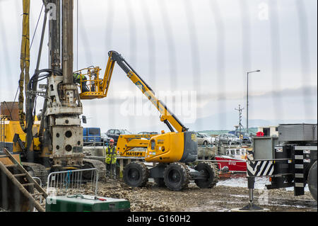 Bantry, Irlanda. 9 maggio 2016. I lavori proseguono sulla prima fase di sviluppo del Porto interno di Bantry, per un importo di 8.5 milioni di euro. Al termine del progetto, ci sarà un porto turistico a 20 ormeggio (pontoni di banchina) e il porto sarà stato deformato a una profondità di 4 metri per consentire alle navi di accedere al porto interno. Ulteriori lavori includeranno l'ampliamento e l'estensione del molo della città, 4.000 m2 di area paesaggistica rigenerata e la costruzione di un pontile galleggiante di 60 metri di lunghezza. Credit: Notizie dal vivo di AG/Alamy Foto Stock