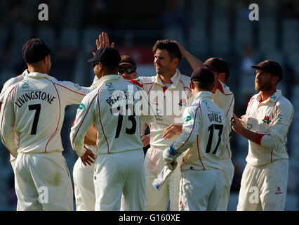 Old Trafford, Manchester, Regno Unito. 09 Maggio, 2016. Supersavers County Cricket campionato. Lancashire versus Hampshire. Lancashire e Inghilterra fast bowler James Anderson si congratula con i suoi compagni di squadra dopo aver preso il paletto del battitore Hanmpshire Jimmy Adams nel suo primo oltre. © Azione Sport Plus/Alamy Live News Foto Stock