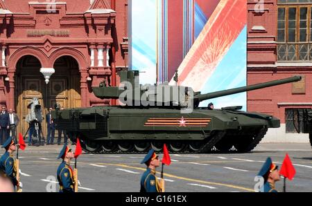 Soldati russi in T-14 Armata di carri armati durante la vittoria annuale Giorno parata militare la marcatura del 71th anniversario della fine della II Guerra Mondiale in Piazza Rossa Maggio 9, 2016 a Mosca, in Russia. Foto Stock