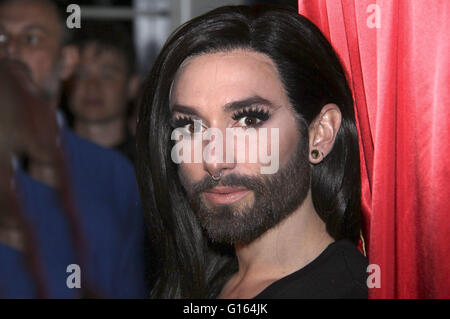 Conchita Wurst svela la sua propria figura di cera di Madame Tussauds a Berlino, Germania. Su 08 maggio, 2016. | In tutto il mondo di utilizzo/picture alliance Foto Stock