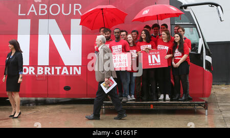 Londra, Gran Bretagna. Il 10 maggio, 2016. La Gran Bretagna è opposizione leader del partito laburista Jeremy Corbyn arrivers come egli lancia il "lavoro in Gran Bretagna per l' autobus di campagna a Londra, Gran Bretagna, il 10 maggio 2016. Credito: Han Yan/Xinhua/Alamy Live News Foto Stock