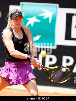 Roma, Italia. Il 10 maggio, 2016. Eugenia Bouchard del Canada restituisce la sfera durante la prima partita del Campionato Italiano Open di tennis della BNL2016 torneo contro Jelena Jankovic della Serbia al Foro Italico a Roma, Italia, 10 maggio 2016 Credit: agnfoto/Alamy Live News Foto Stock