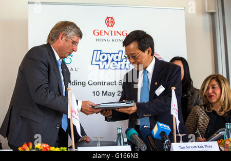 Wismar in Germania. Il 10 maggio, 2016. Ruediger Pallentin (l), amministratore delegato di Lloyd Dockyard Gruppo, scambiando i contratti per la costruzione di diverse navi da crociera presso i cantieri di Brema, Wismar Rostock e Stralsund con Tan Sri Lim Kok Thay (r), il CEO del gruppo di Genting, a Wismar, Germania, 10 maggio 2016. Il malese Genting Group vuole aggiungere diverse navi per la loro nave da crociera di flotta con l aiuto dei cantieri tedeschi. Il gruppo ordinato dieci navi a Wismar. Foto: Jens BUETTNER/dpa/Alamy Live News Foto Stock