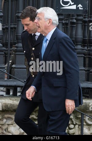 St Martin nei campi Chiesa, Londra, 10 maggio 2016. Charles, Principe di Galles e Camilla, duchessa di Cornovaglia per partecipare a una riunione servizio a St Martin In i campi seguiti da un tea party in sostegno della Victoria Cross e la Croce di San Giorgio Associazione. Nella foto: l'ex primo ministro John Major. Credito: Paolo Davey/Alamy Live News Foto Stock