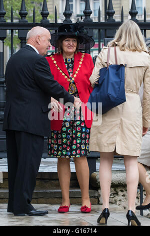 St Martin nei campi Chiesa, Londra, 10 maggio 2016. Charles, Principe di Galles e Camilla, duchessa di Cornovaglia per partecipare a una riunione servizio a St Martin In i campi seguiti da un tea party in sostegno della Victoria Cross e la Croce di San Giorgio Associazione. Nella foto: signore sindaco di Westminster Assessore la signora volo è accolto nella chiesa. Credito: Paolo Davey/Alamy Live News Foto Stock