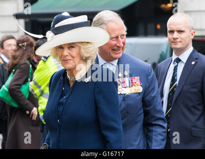 St Martin nei campi Chiesa, Londra, 10 maggio 2016. Charles, Principe di Galles e Camilla, duchessa di Cornovaglia per partecipare a una riunione servizio a St Martin In i campi seguiti da un tea party in sostegno della Victoria Cross e la Croce di San Giorgio Associazione. Credito: Paolo Davey/Alamy Live News Foto Stock