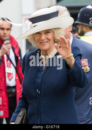 St Martin nei campi Chiesa, Londra, 10 maggio 2016. Charles, Principe di Galles e Camilla, duchessa di Cornovaglia per partecipare a una riunione servizio a St Martin In i campi seguiti da un tea party in sostegno della Victoria Cross e la Croce di San Giorgio Associazione. Credito: Paolo Davey/Alamy Live News Foto Stock