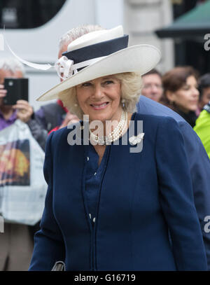 St Martin nei campi Chiesa, Londra, 10 maggio 2016. Charles, Principe di Galles e Camilla, duchessa di Cornovaglia per partecipare a una riunione servizio a St Martin In i campi seguiti da un tea party in sostegno della Victoria Cross e la Croce di San Giorgio Associazione. Credito: Paolo Davey/Alamy Live News Foto Stock