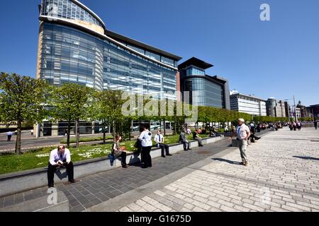 Glasgow, Scotland, Regno Unito. Il 10 maggio, 2016. Ufficio lavoratori crogiolarsi al sole durante la pausa pranzo. Credito: Tony Clerkson/Alamy Live News Foto Stock