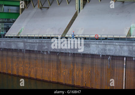 Wismar in Germania. Il 10 maggio, 2016. Un membro della stampa a piedi attraverso il vuoto di dock di costruzione navale del cantiere navale a Wismar, Germania, 10 maggio 2016. In precedenza, diversi contratti di costruzione navale per la costruzione di navi da crociera presso il Lloyd cantieri di Brema, Wismar Rostock e Stralsund per i prossimi anni sono stati firmati. Il malese Genting gruppo aggiunge diverse navi da crociera per la propria flotta con l aiuto dei cantieri tedeschi. Il gruppo ordinato dieci navi. Foto: Jens BUETTNER/dpa/Alamy Live News Foto Stock