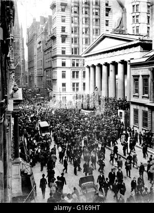 Il panico del 1907 è stata una crisi finanziaria che si è verificato quando la Borsa di New York è calata quasi del 50% dal suo picco dell'anno precedente. Si è verificato durante un periodo di recessione economica, e vi sono state numerose corse sulle banche e società fiduciarie. Il panico Foto Stock