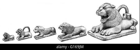 Illustrazione di 5 di un set di 17 pesi di bronzo in forma di leoni trovati a Kalhu. Il più grande pesa quasi 44 libbre e misure 11,8 pollici di lunghezza. Il più piccolo pesa meno di 2 once e measureless di 1 pollici. Sonme dei leoni sono stati iscritti i Foto Stock