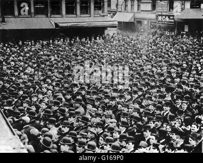 Il primo emendamento della Costituzione degli Stati Uniti consente specificatamente le dimostrazioni pacifiche e la libertà di riunione come parte di una misura volta a facilitare il ricorso di tali rimostranze. Le dimostrazioni possono essere utilizzate per mostrare un punto di vista (positivo o negativo) in merito a una questione pubblica, soprattutto relativi a una percezione di contestazione o di ingiustizia sociale. Una dimostrazione è di solito considerata più efficace se più persone partecipano. Argomenti di dimostrazioni spesso hanno a che fare con la politica, economica e i problemi sociali. Fotografia legendée originariamente: Derby-cappello folla a Boston demoni di manodopera Foto Stock