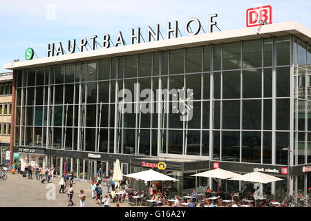 L'ingresso della stazione ferroviaria centrale, Hauptbahnhof a Colonia, in Germania Foto Stock