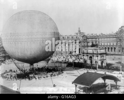 Giffard il palloncino prima ascensione, 1878. Foto scattata dalle rovine del palazzo delle Tuileries, mostrando il cortile delle Tuileries, l'Arc de triomphe du Carrousel, la Place du Carrousel e l'ala nord del Palazzo del Louvre. Henri Giffard (Febbraio 8, 182 Foto Stock