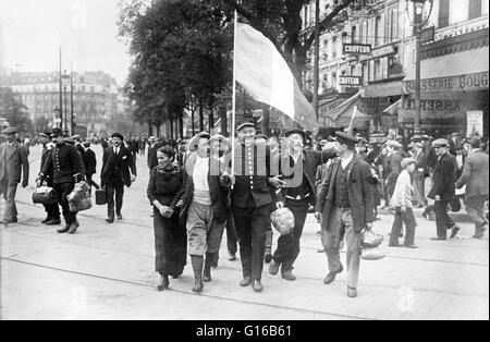 Reservist francese di soldati che marciano nella parte anteriore della Brasserie Bougeneaux (9 Rue de Strasbourg), Parigi, Francia, sulla loro strada per la Gare de l'Est, durante la guerra mondiale I. Un reservist è un membro di una missione militare di forza di riserva. Essi sono altrimenti civili, e in Foto Stock