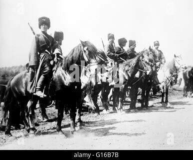 Cosacchi russi durante la Prima Guerra Mondiale allo scoppio della Prima Guerra Mondiale i cosacchi montata composta 38 reggimenti, più alcuni battaglioni di fanteria e 52 cavalli batterie di artiglieria. Dal 1916 la loro forza di guerra aveva espanso a 160 reggimenti plus 176 independen Foto Stock