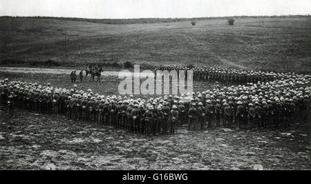 Didascalia: 'Men del 1° Lancashire Fusiliers vengono affrontati dalla maggior generale de Lisle, comandante della divisione 29, il giorno prima della battaglia." La Battaglia delle Somme è stata una battaglia della prima guerra mondiale combattuta dagli eserciti dei britannici e Francesi contro gli imperi il Ge Foto Stock