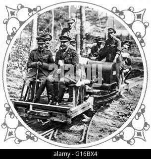 Didascalia: 'King George nella parte anteriore nel 1918. Prendendo un viaggio attraverso una foresta francese su un light railway per vedere lavori britannici nel settore forestale." George V (Giugno 3, 1865 - 20 gennaio 1936) era il re del Regno Unito e i domini britannici, e l'imperatore di INDI Foto Stock