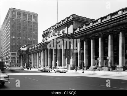 Oriente (Settima Avenue) facciata per il nord-est. Stazione di Pennsylvania, 370 Seventh Avenue, West 31st, 31 e 33a strade. Storici edifici americano sondaggio, fotografata da Cervin Robinson, 8 maggio 1962. In Pennsylvania stazione era una storica stazione ferroviaria, Foto Stock