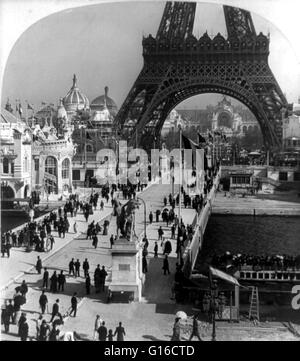 Keystone visualizzazione Azienda stereografia card della Torre Eiffel e dagli Champs de Mars in distanza, Esposizione di Parigi, 1900. La Exposition Universelle di 1900 era una fiera mondiale tenutasi a Parigi, Francia, per celebrare i successi del passato secolo e accelerat Foto Stock